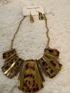 Fashion Jewelry Gold and Brown Leopard-Print Fan Necklace with Earrings